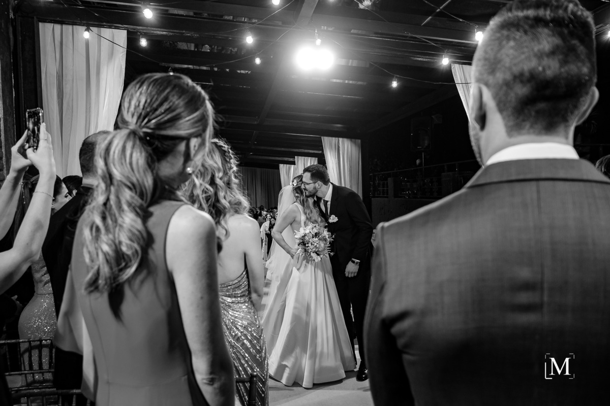 irmão beijando a noiva