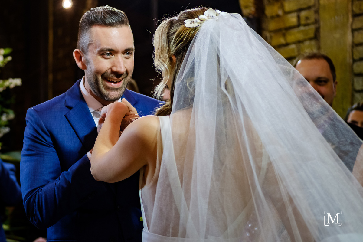 noivo beijando a mão da noiva