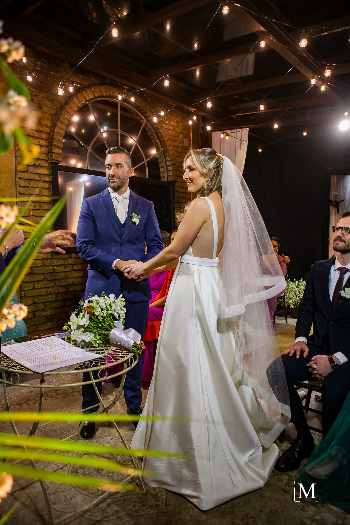 noivos sorrindo para o celebrante