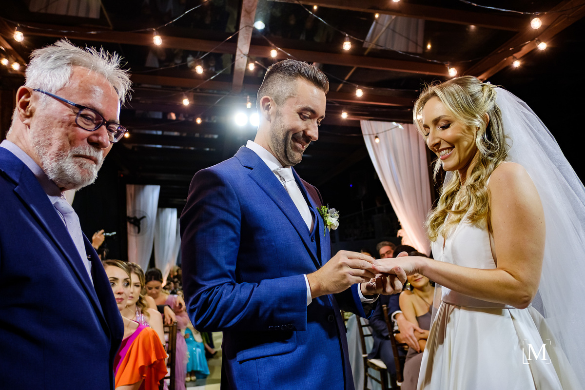 noivos trocando as alianças