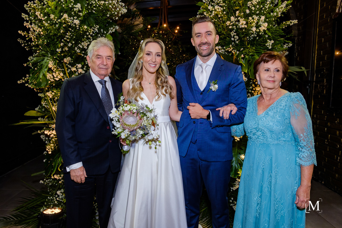 retrato dos noivos com os pais