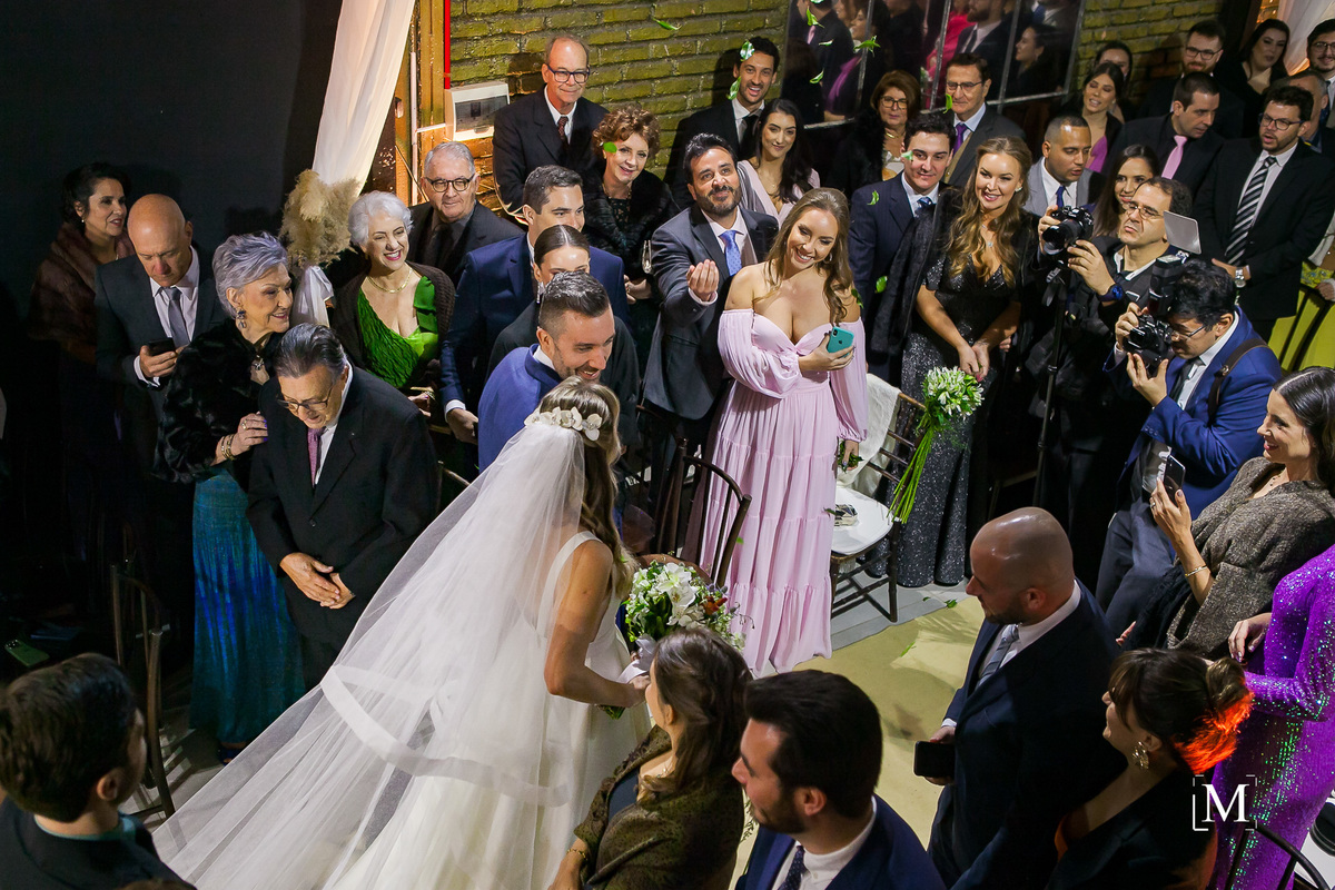 contraplano da saída dos noivos