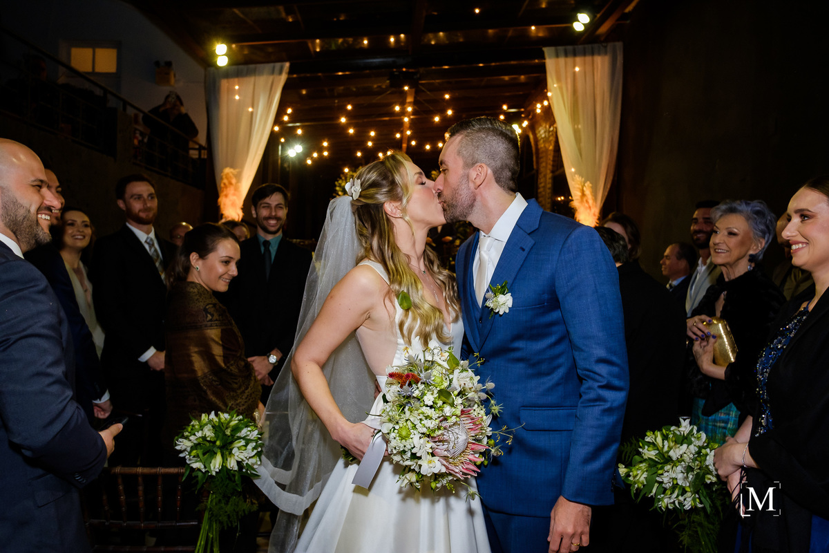 noivos se beijando na saída da cerimônia