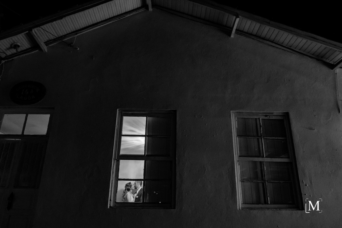 noivos se beijando dentro da casa