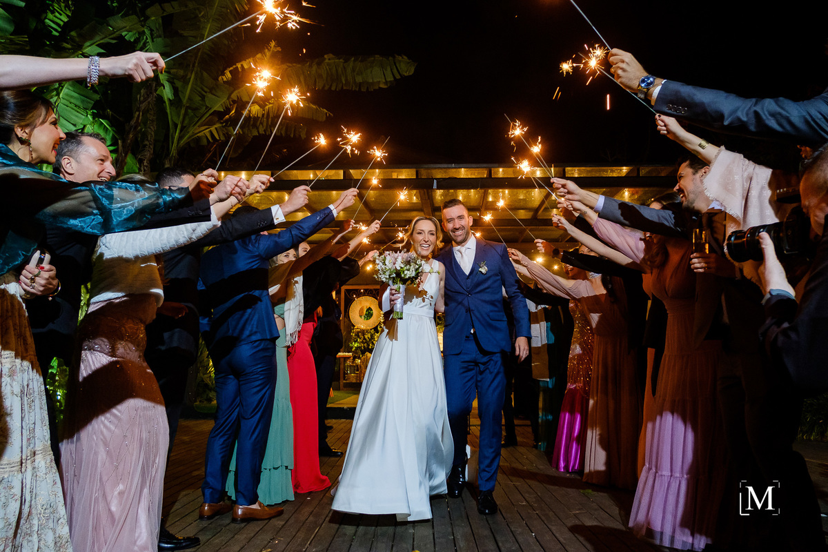 noivos andando pelo corredor de sparkles