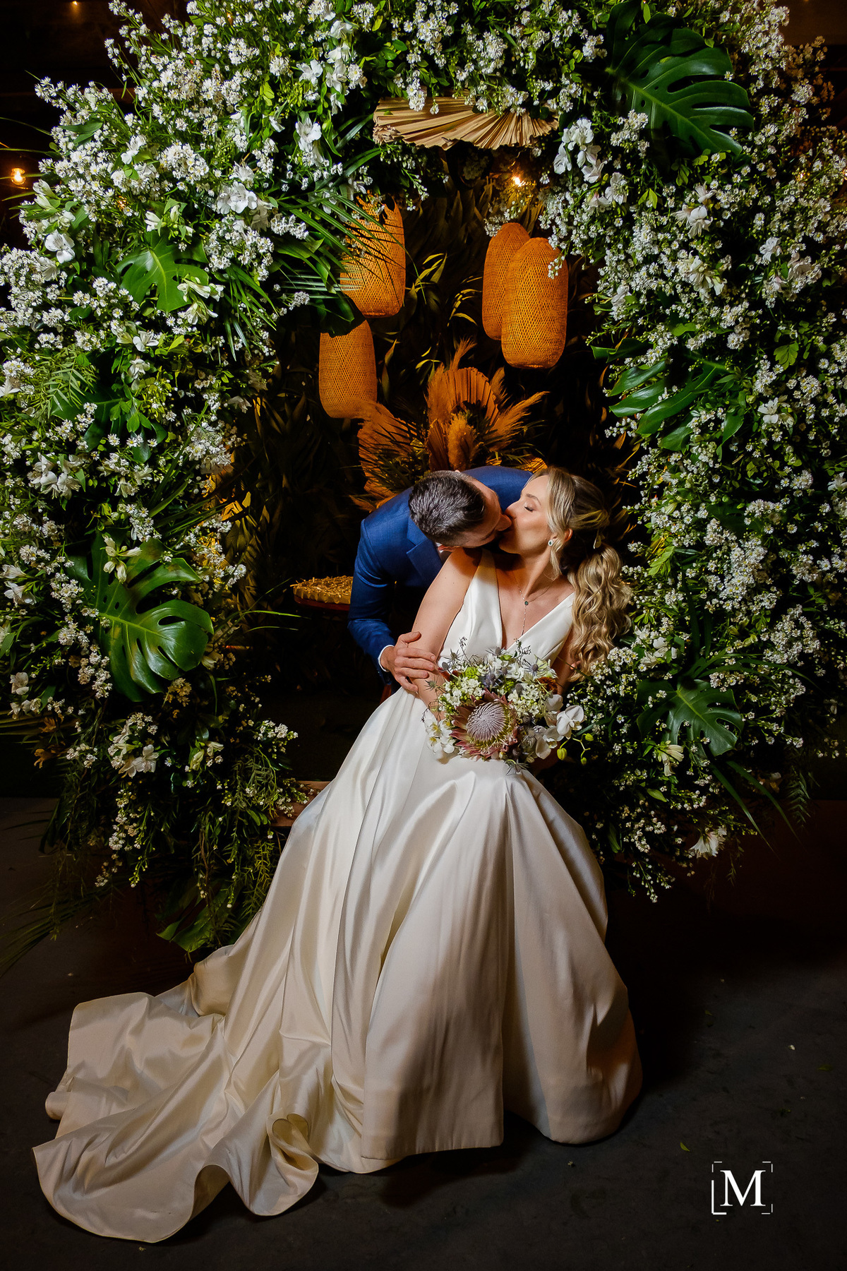 noivos se beijando no balanço