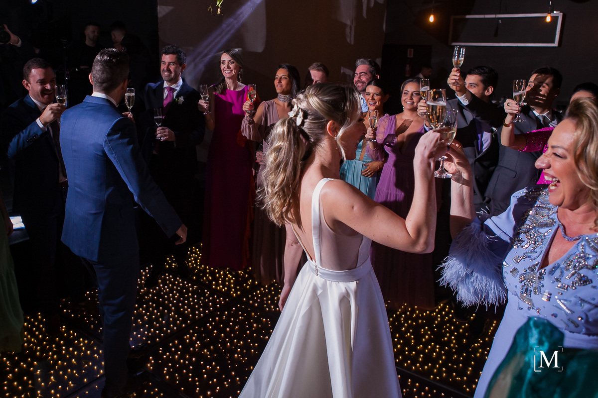 noivos brindando com convidados