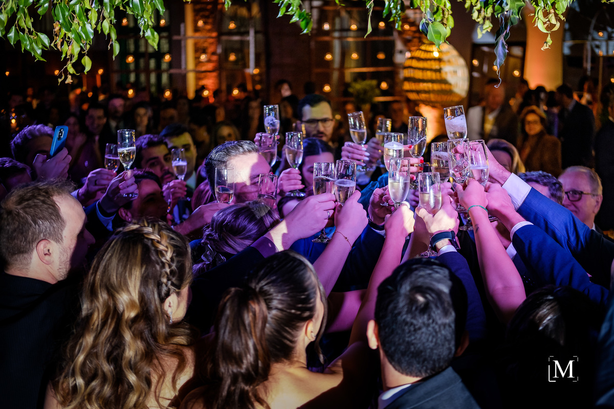 brinde dos noivos e convidados