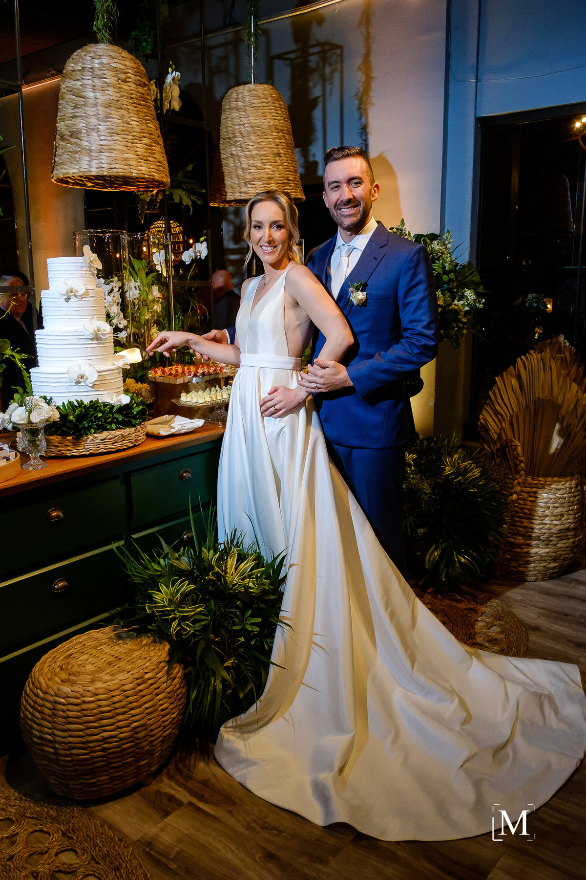 noivos cortando o bolo