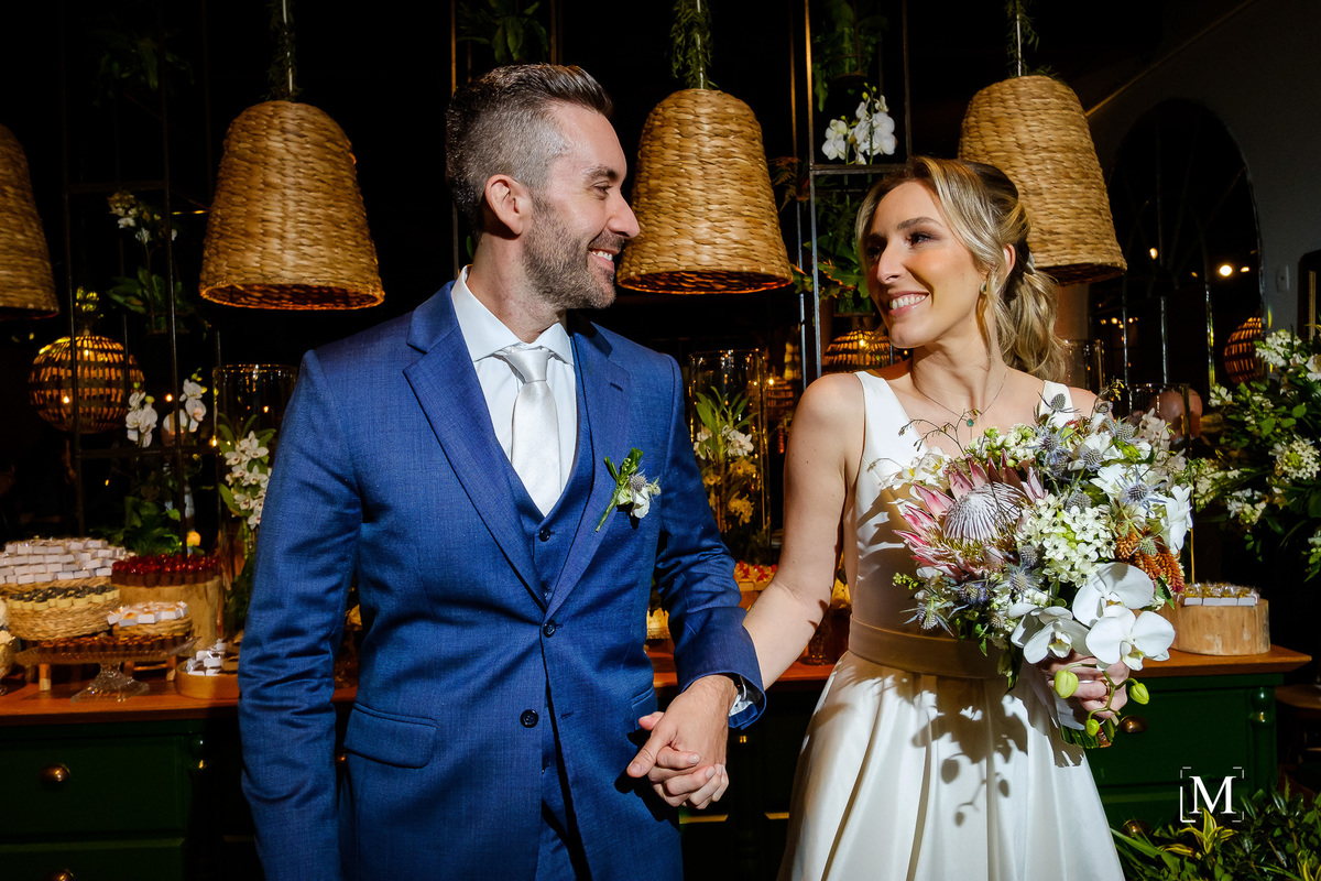 noivos se olhando e sorrindo