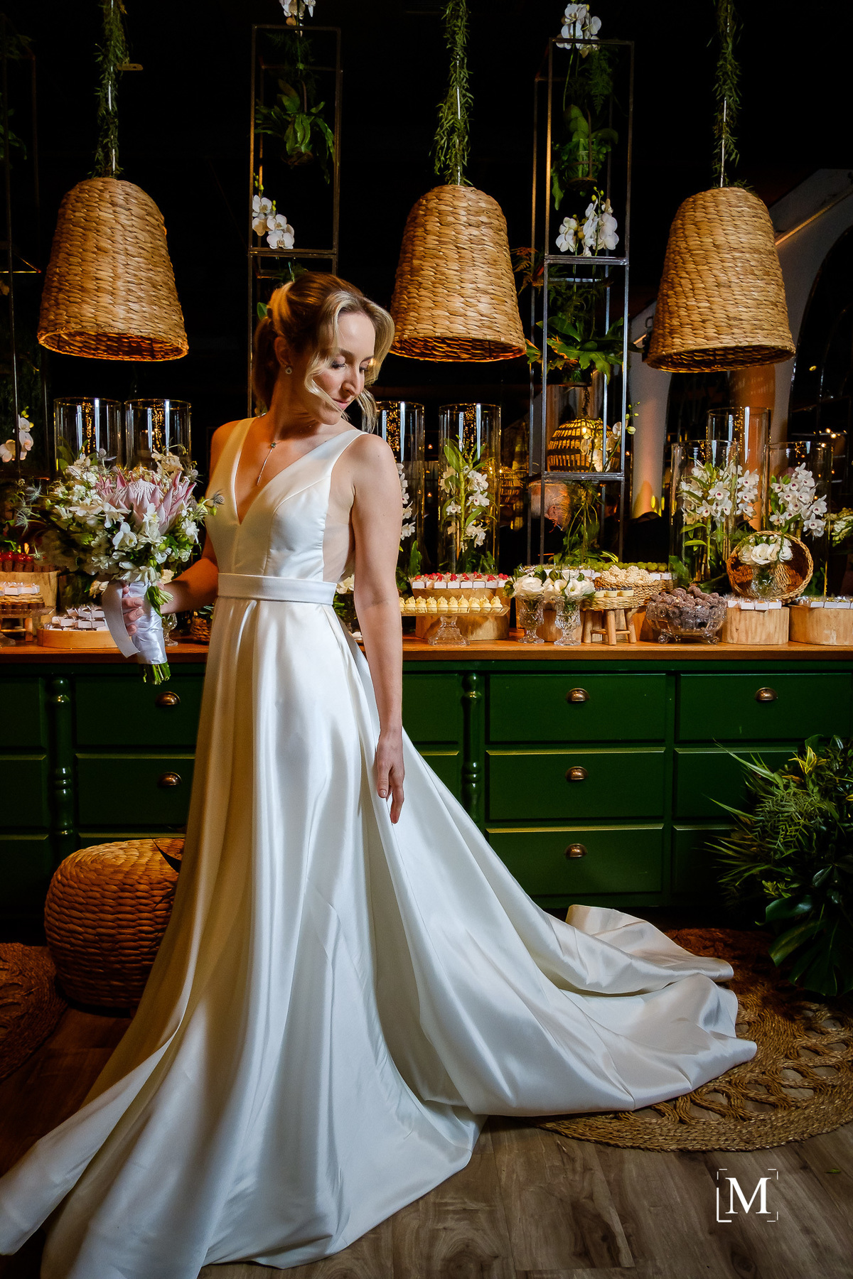 noiva em frente a mesa de doces