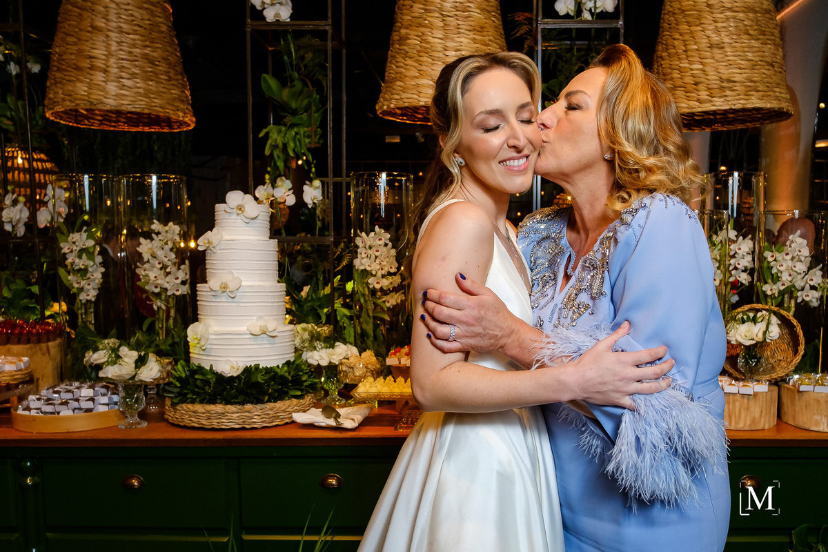 Màe beijando a noiva