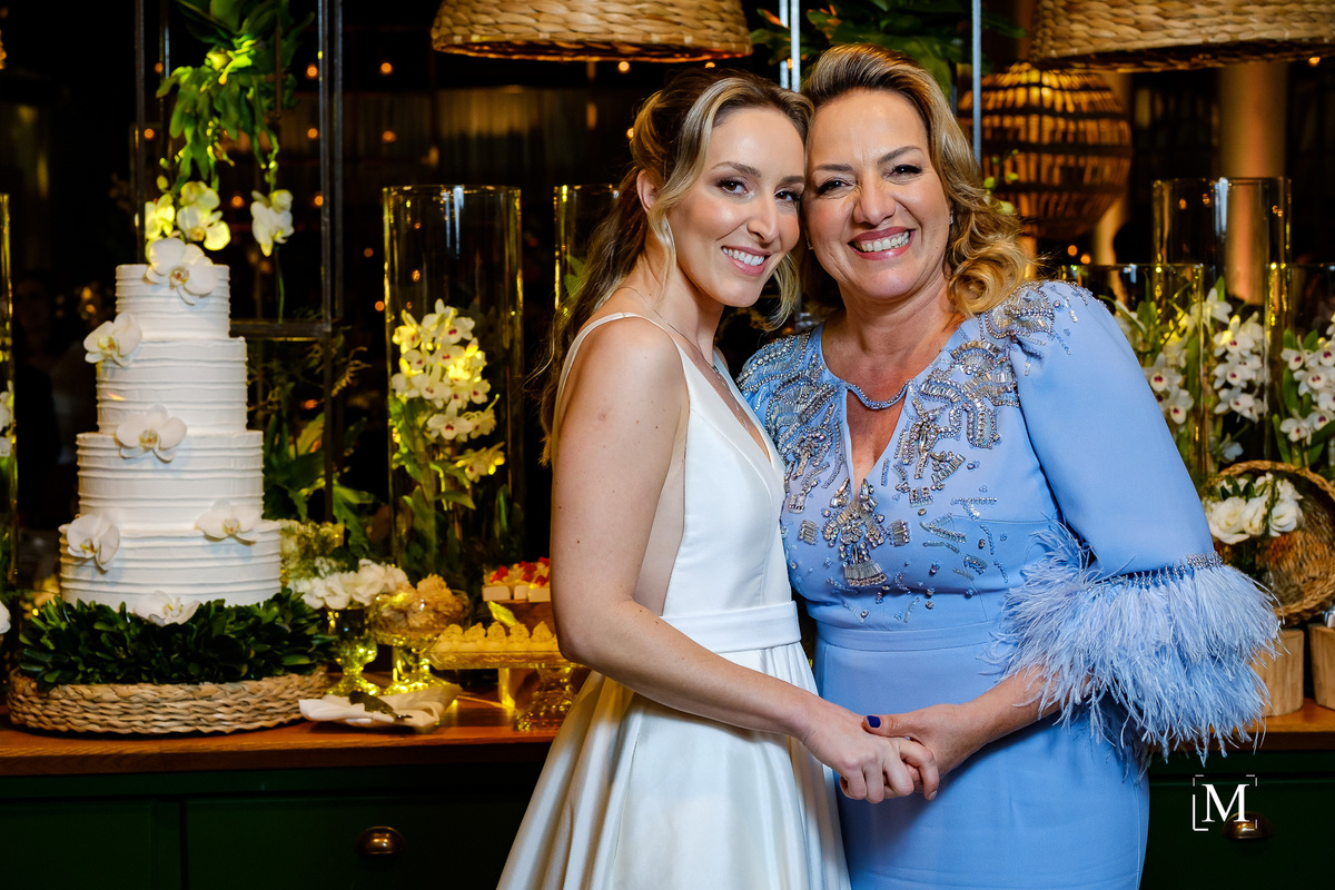 mãe e noiva sorrindo