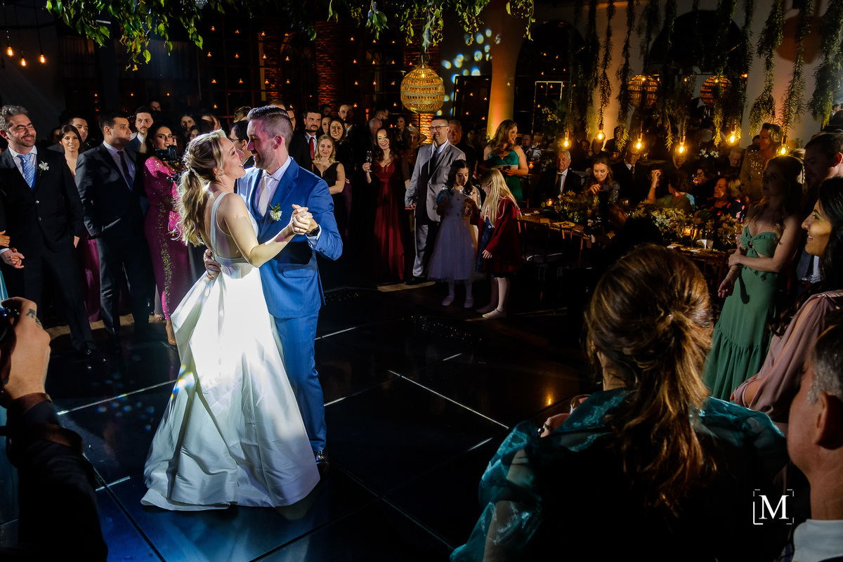 noivos dançando na pista
