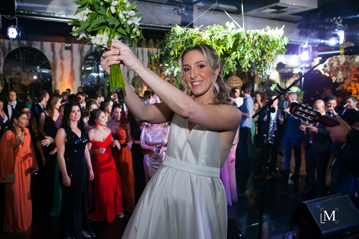 noiva jogando o buquê