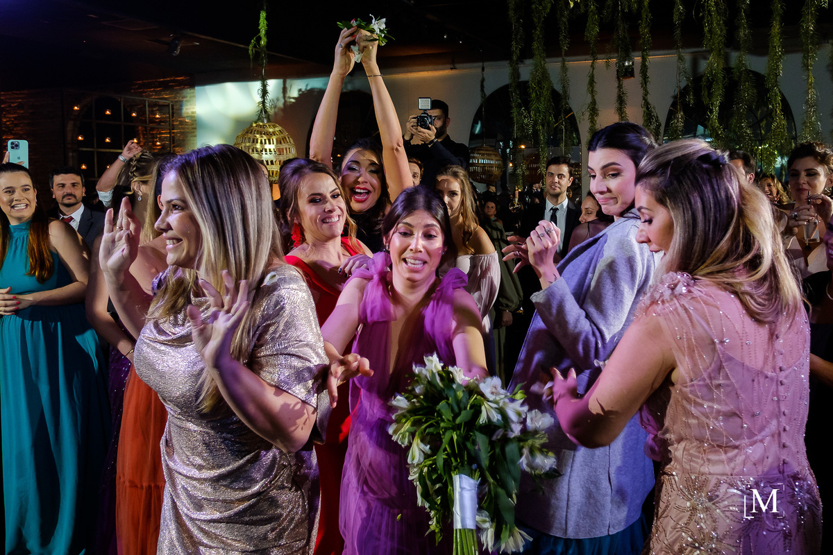 convidada pegando o buquê