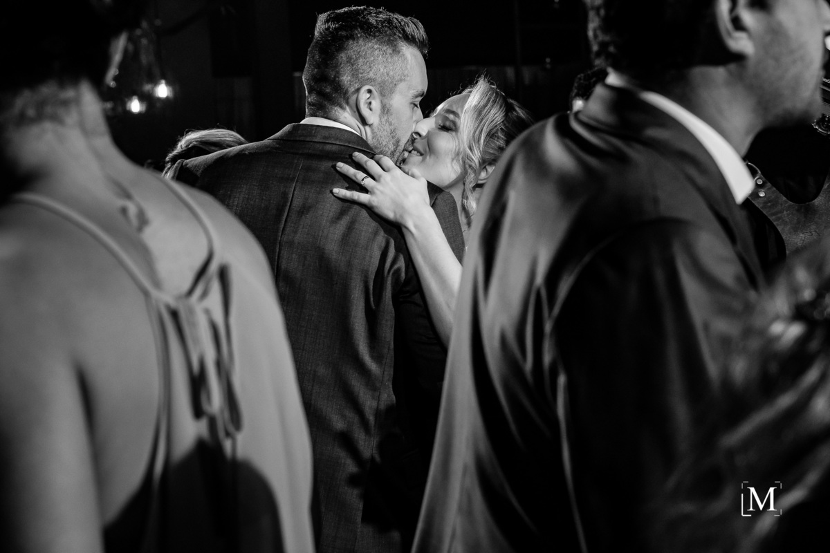 noivos se beijando na pista de dança da vila dos araçás
