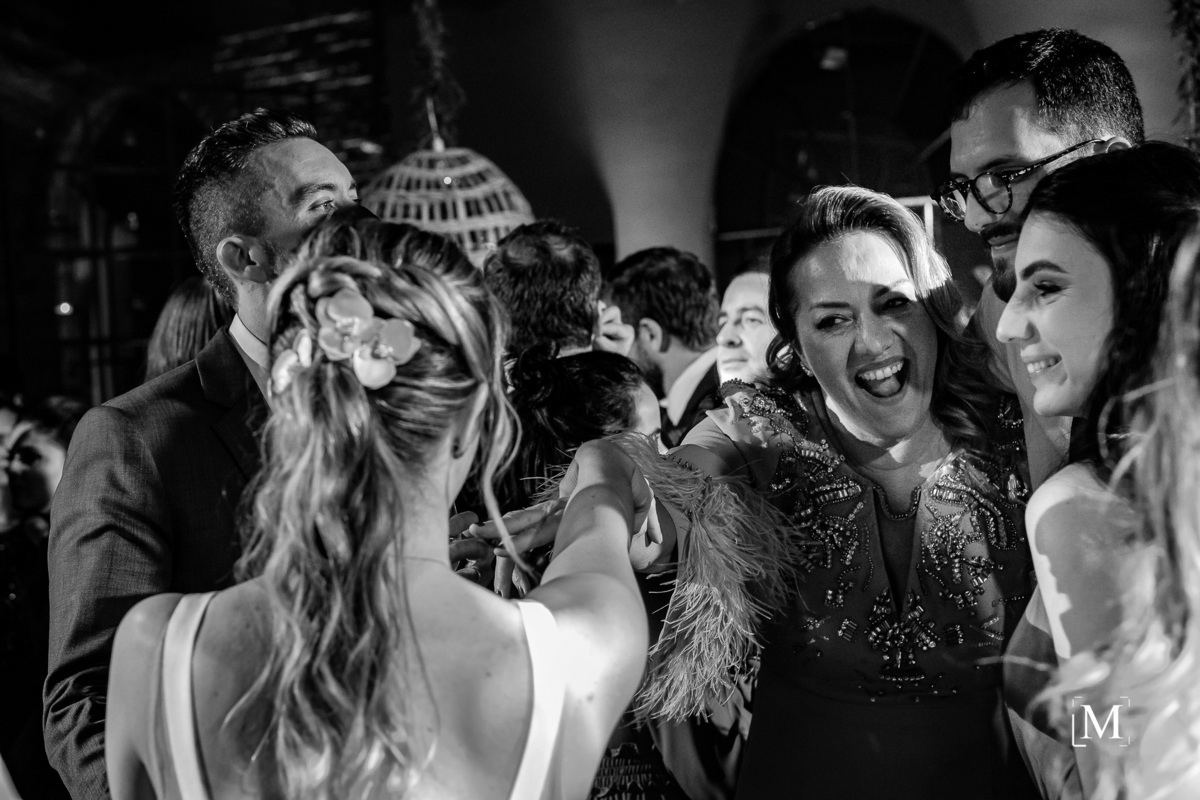 mãe e filha na pista de dança da vila dos araçás