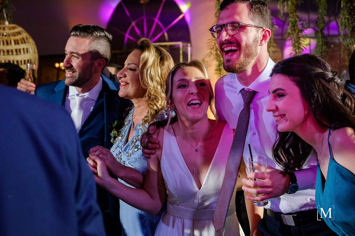 todos dançando na pista da vila dos araçás