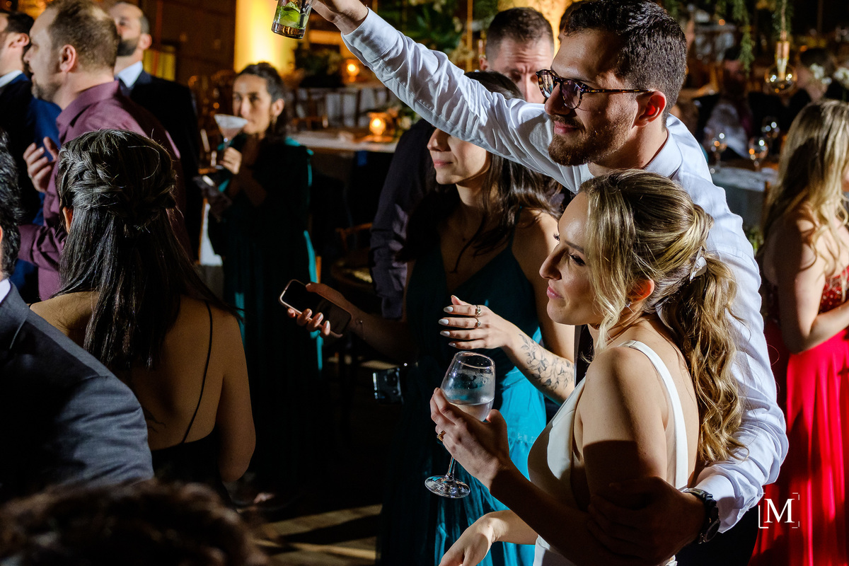 Artur e Marina abraçados na pista