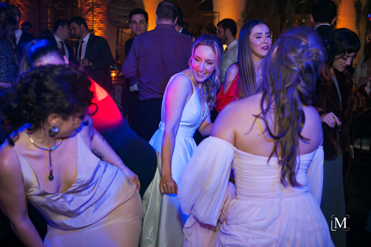 noiva Marina dançando com amigas 