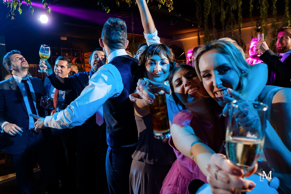 noiva Marina abraçadas nas amigas