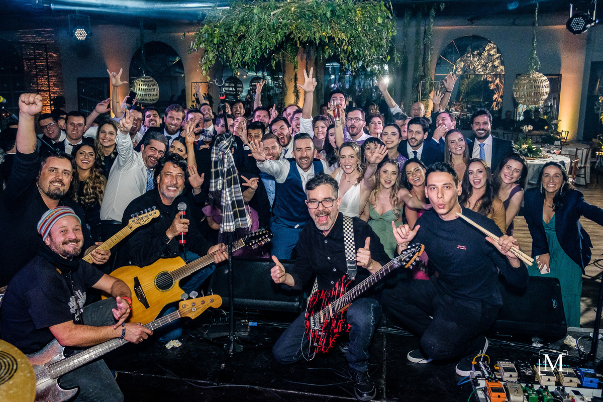 foto de todos os convidados na vila dos araçás