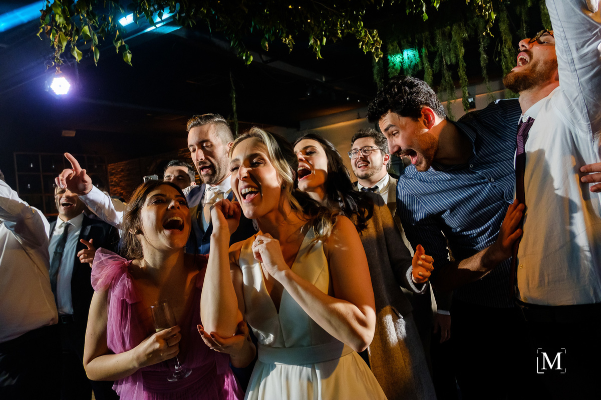 casamento animado na vila dos araçás
