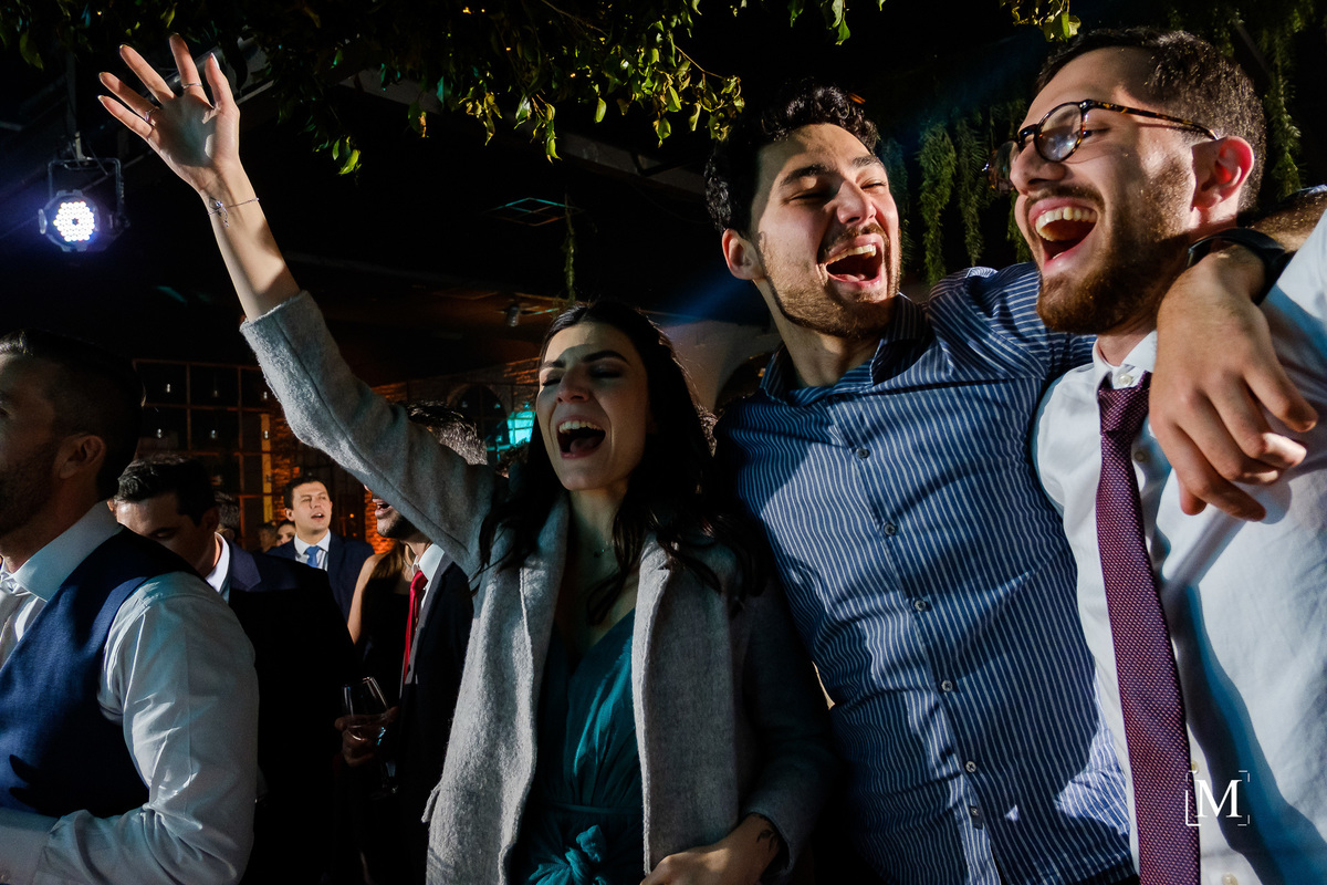 amigos abraçados na vila dos araçás