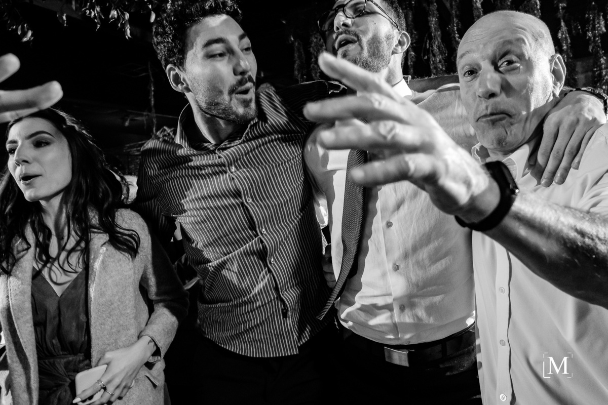 pessoas dançando na pista