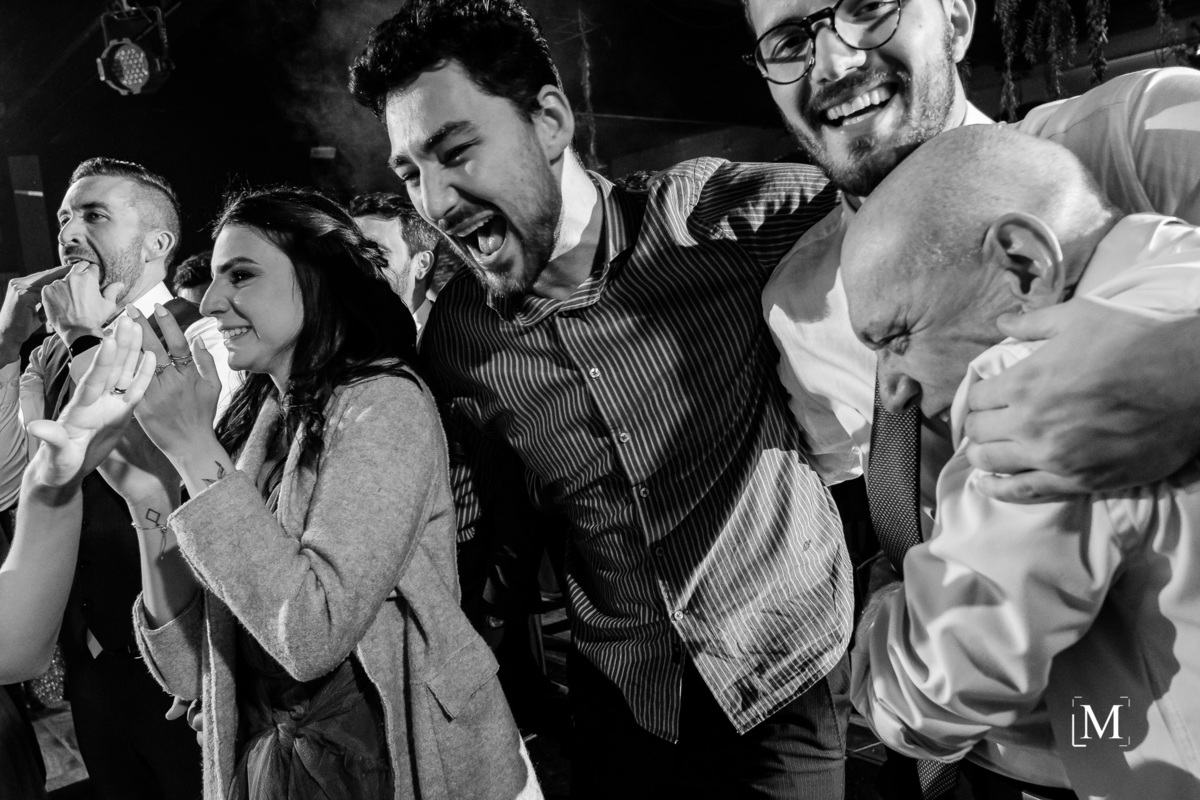 abraçados e dançando na pista da vila dos araçás