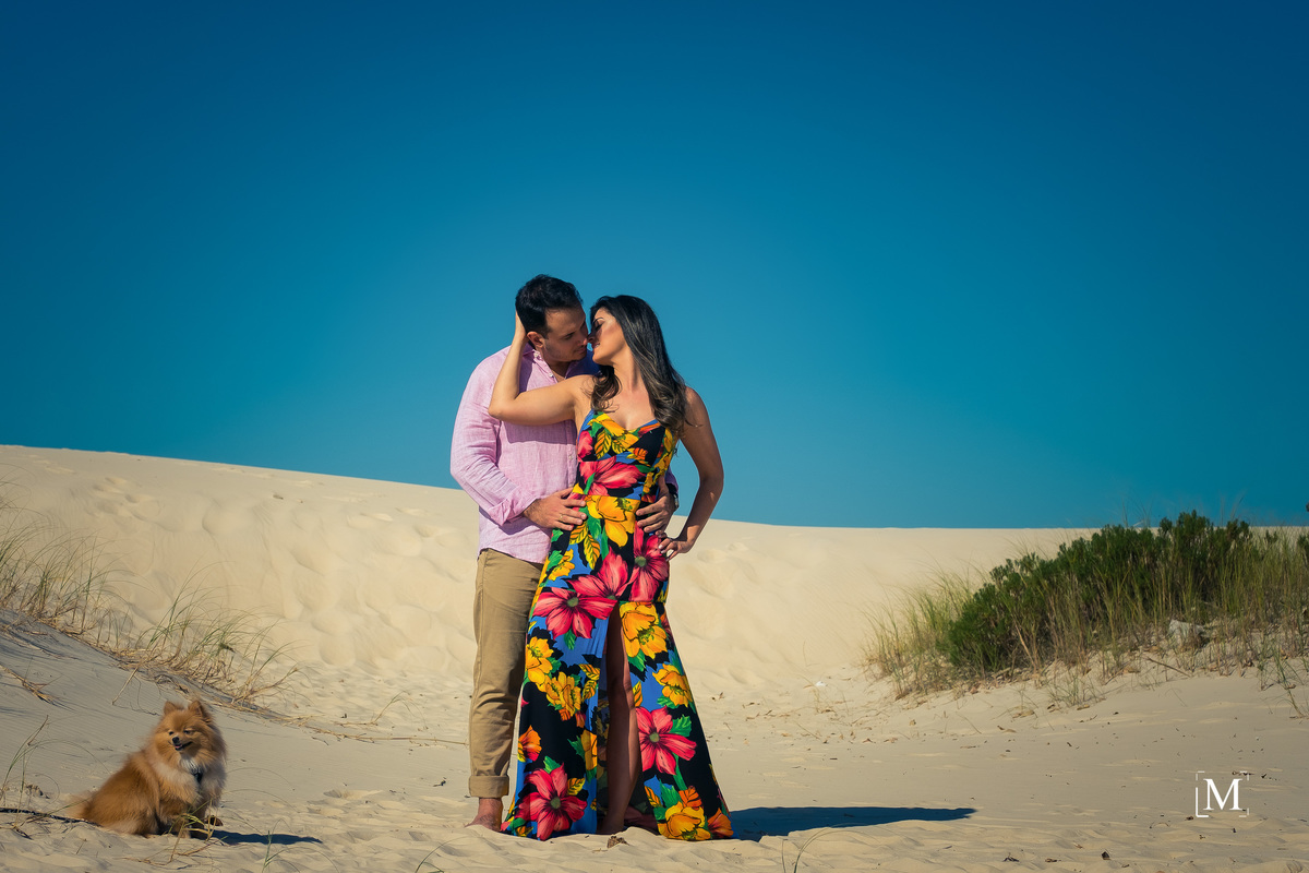 casal nas dunas da lagoa com cãozinho