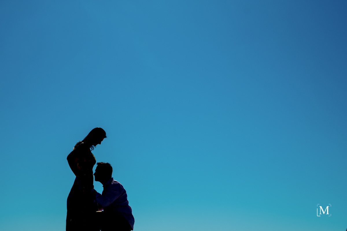 silhueta do casal e céu azul