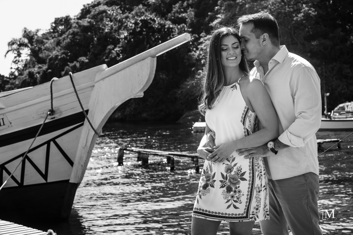 casal de noivos ao lado do barco