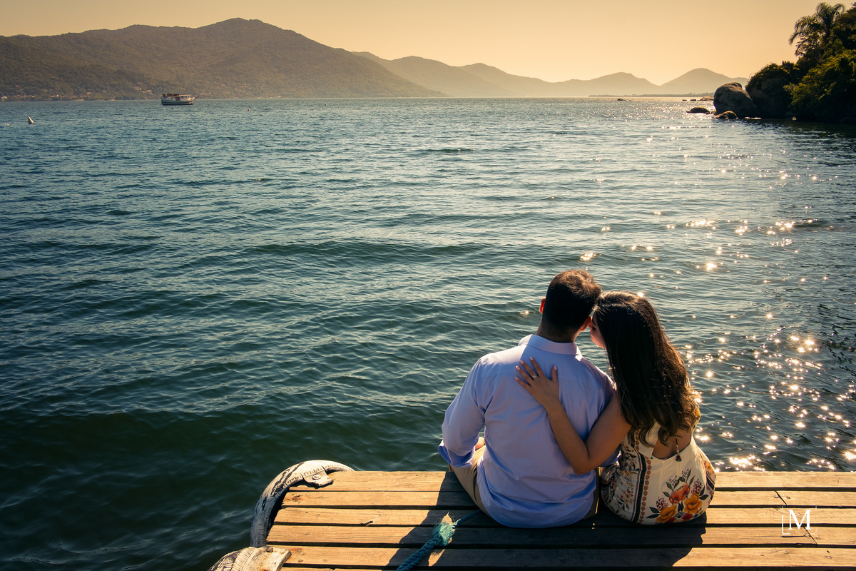 noivos e o visual da lagoa da conceição ao fundo