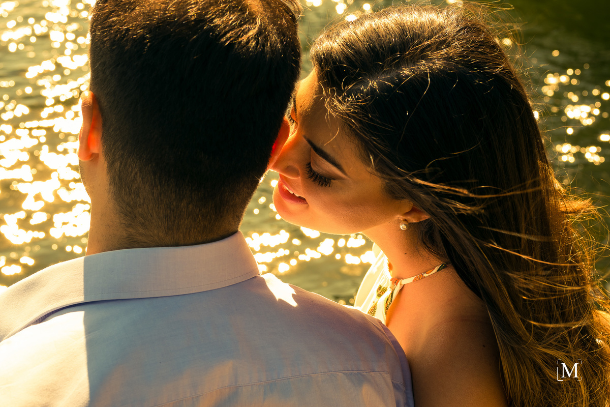 casal apaixonado à beira da lagoa
