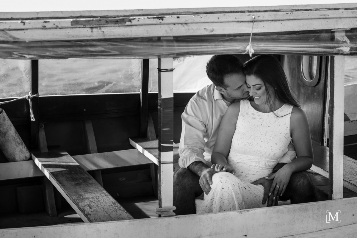 noivos dentro do barco na lagoa da conceição