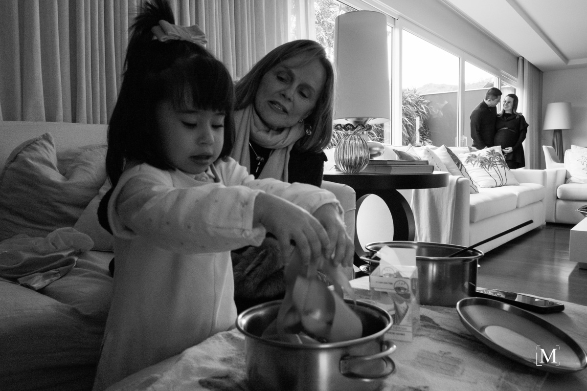 casal gestante e a filha com a vó