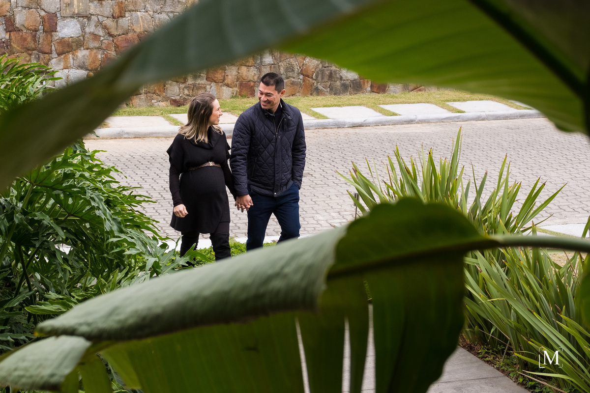 casal chegando em casa