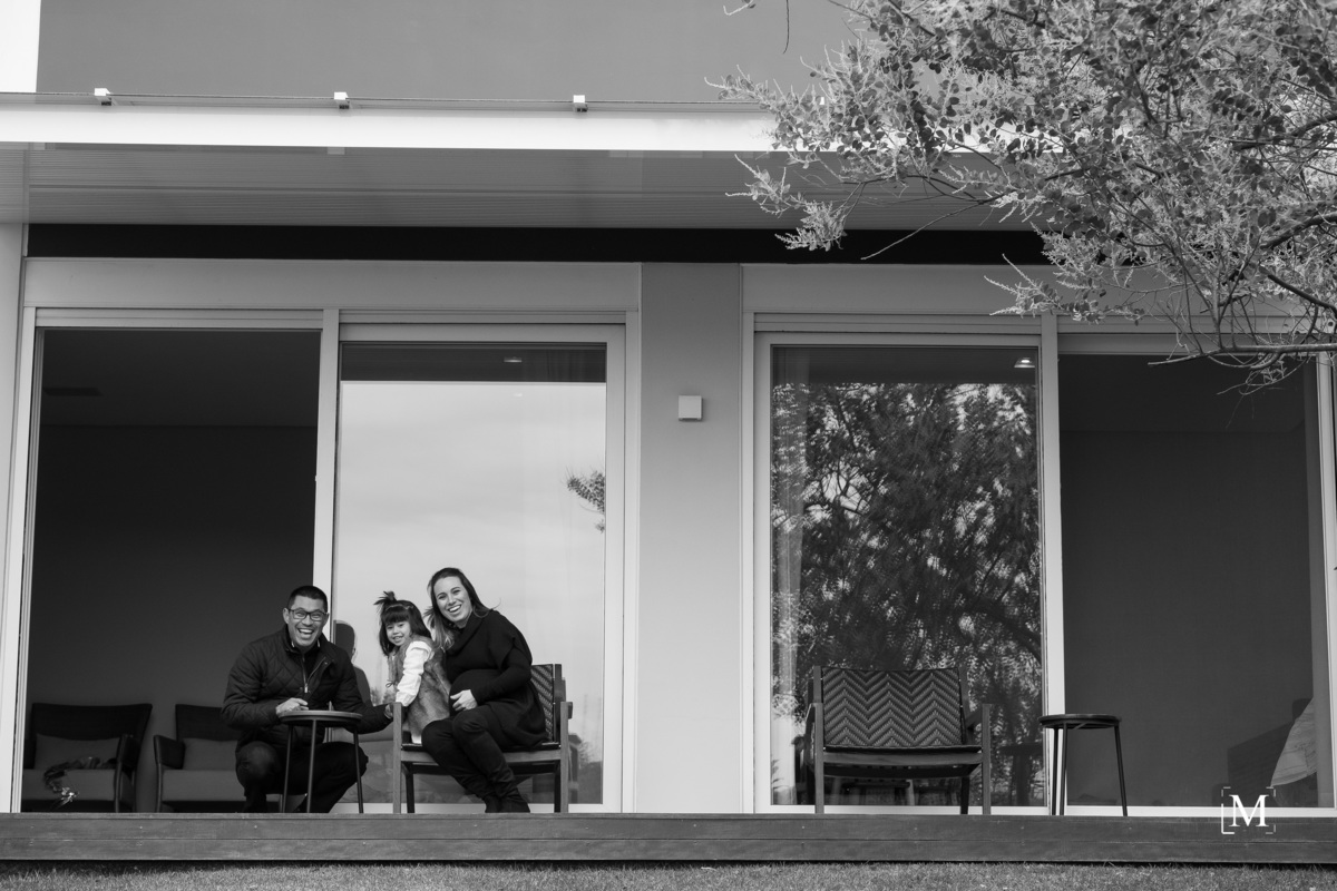 família na varanda da casa