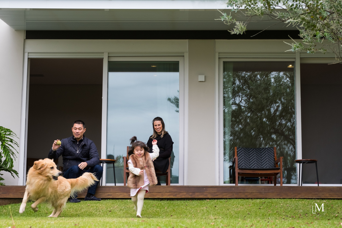 menina correndo no quintal com o cão