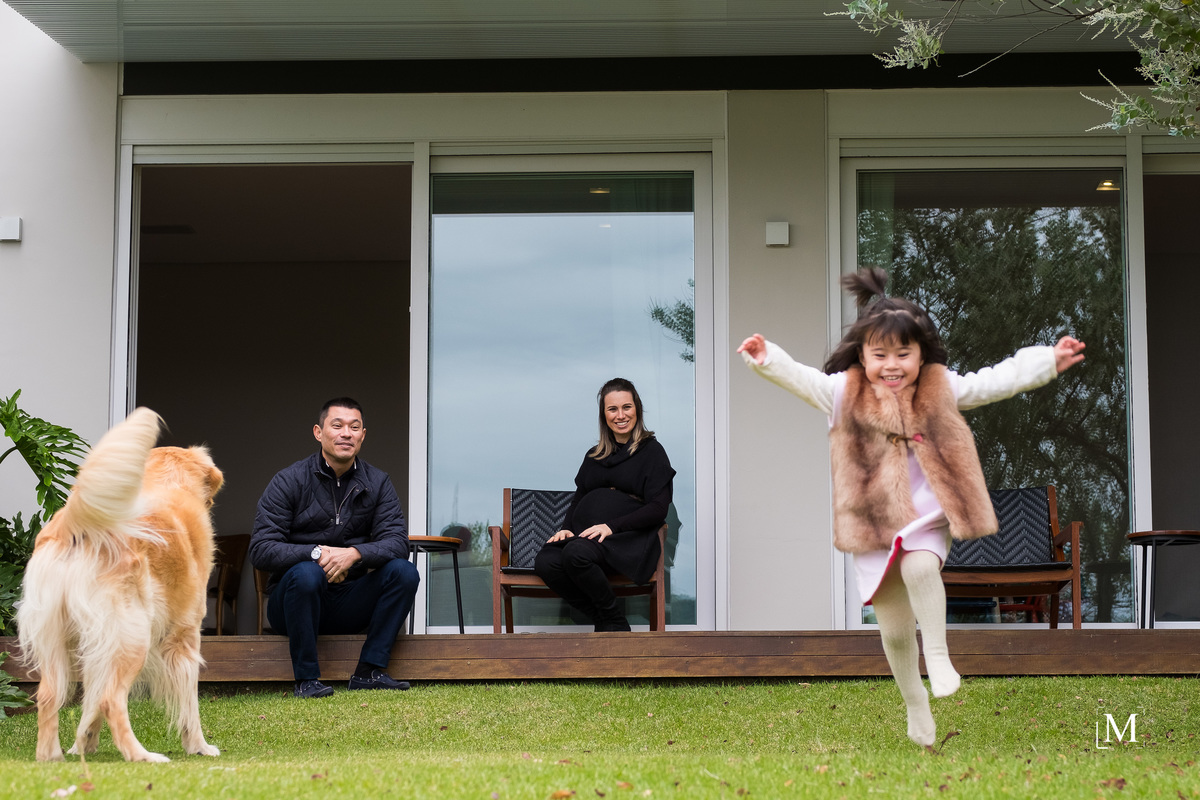 menina pulando e brincando com o cão