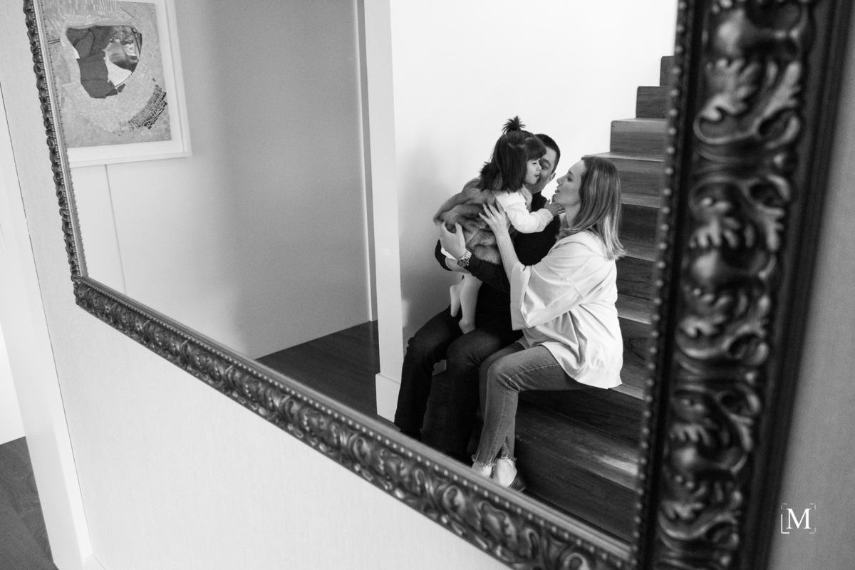 reflexo da famiília no espelho de casa