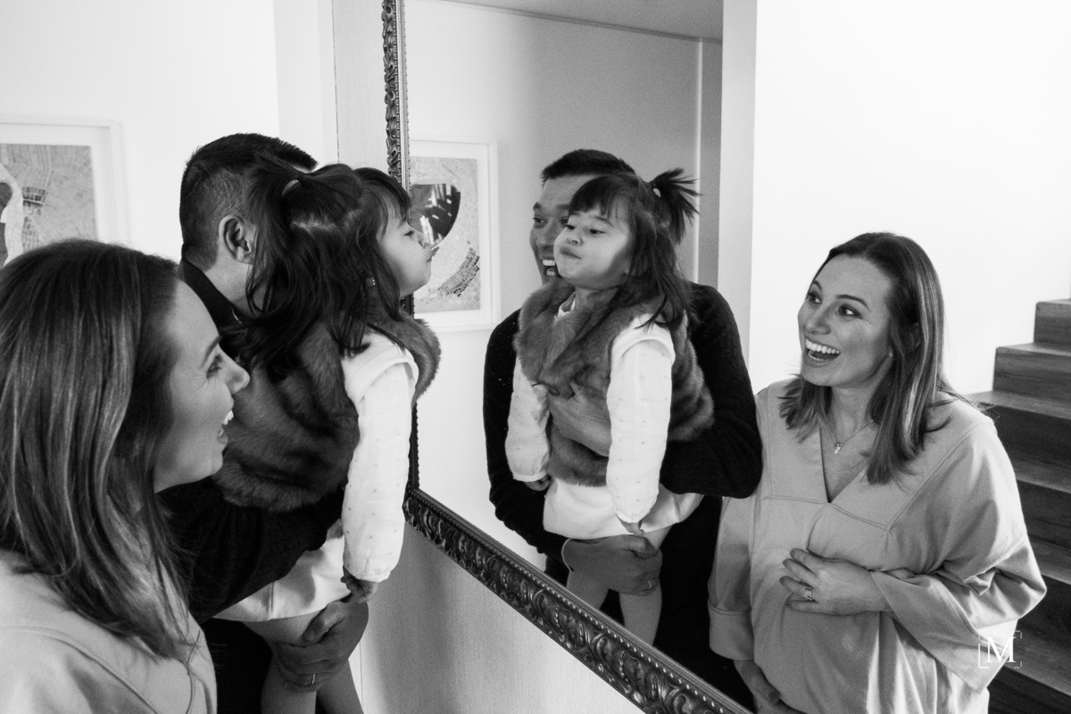 brincando na frente do espelho