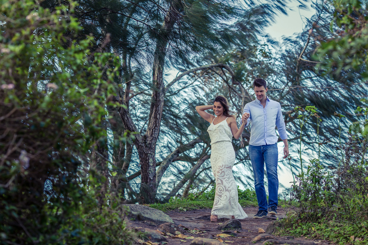 Noivos caminhando durante o ensaio pre wedding