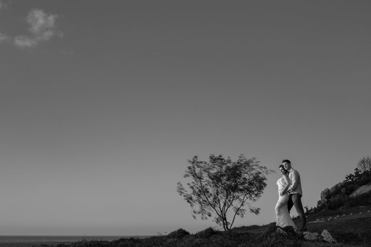 Leila e Ricardo posando na Praia da Armação