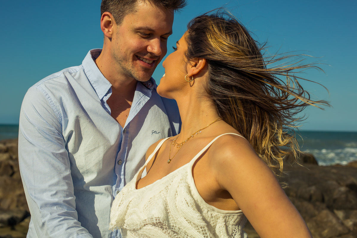 Casal se olhando durante o ensaio pre wedding 