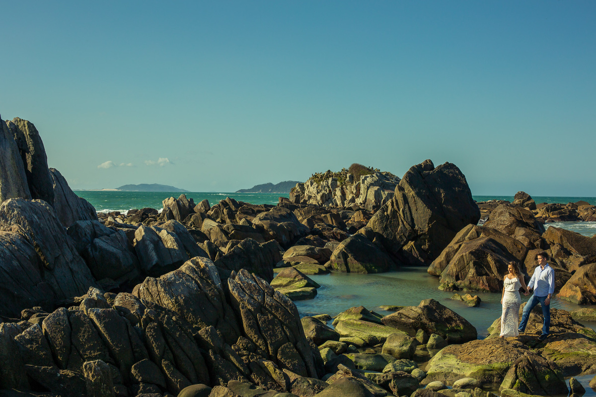 cenário da praia da armação em florianópolis