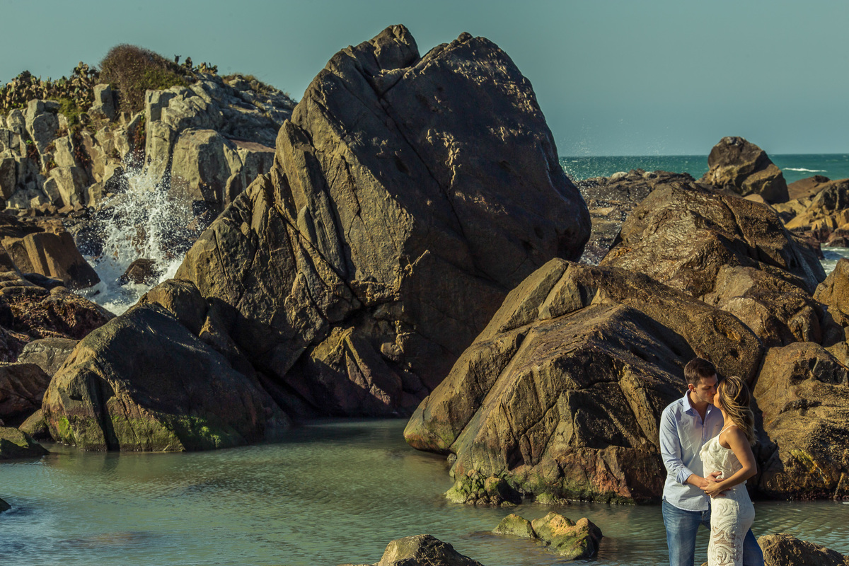 ensaio pre wedding com pedras e mar ao fundo em floripa