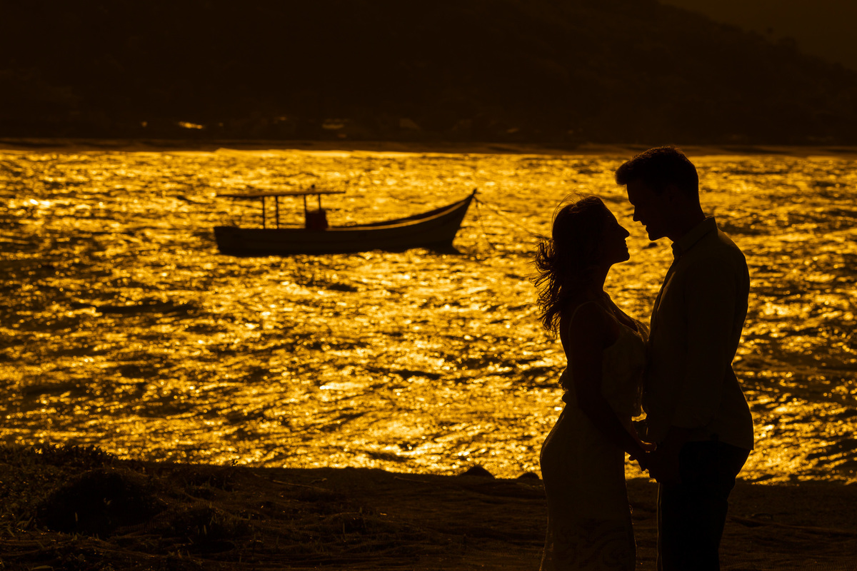 pôr do  sol na ilha de santa cataina durante o ensaio pre wedding 